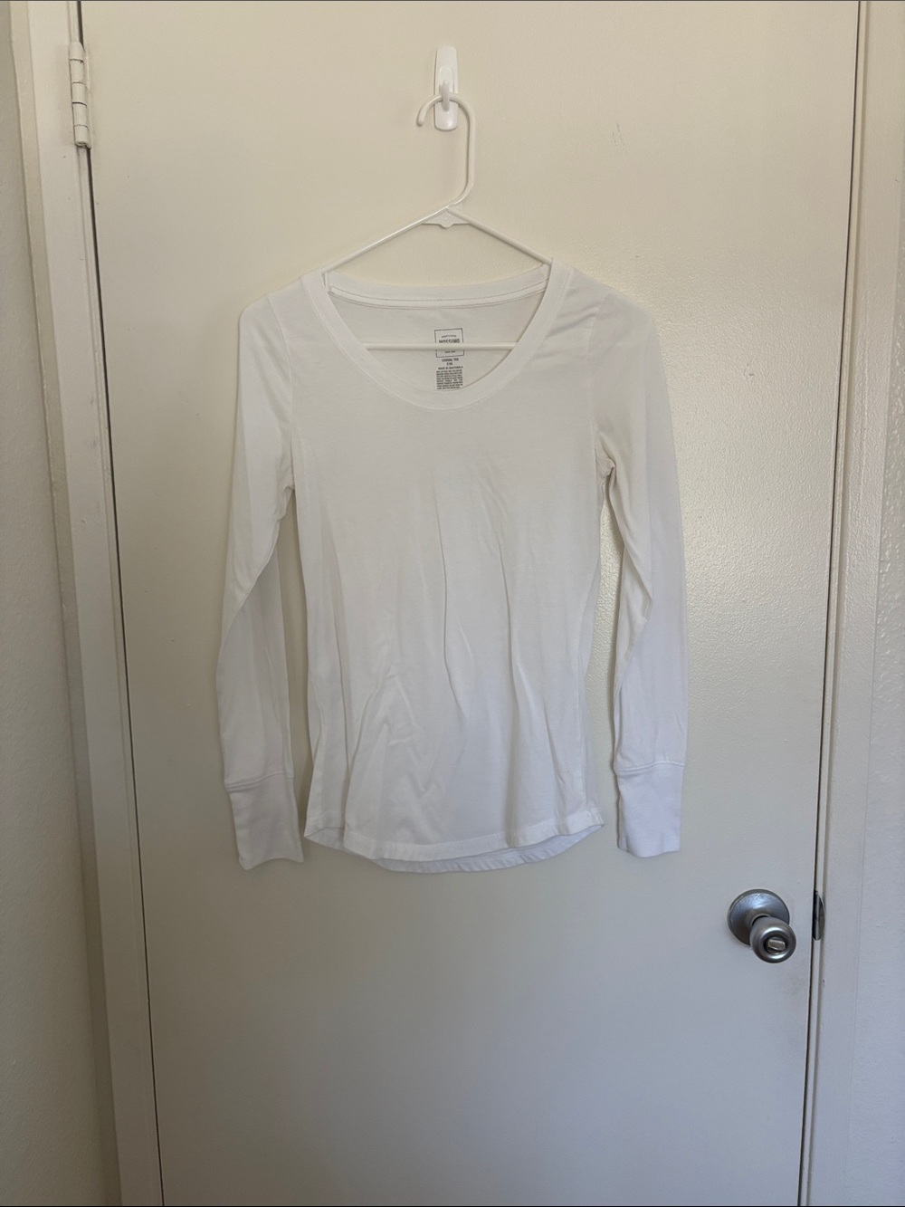 Mossimo Supply Co. White Long-Sleeve Scoop Neck Tee